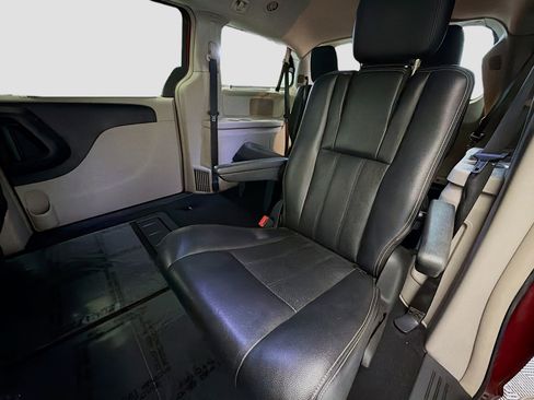 Used 2011 Chrysler Town & Country Touring-L image 13