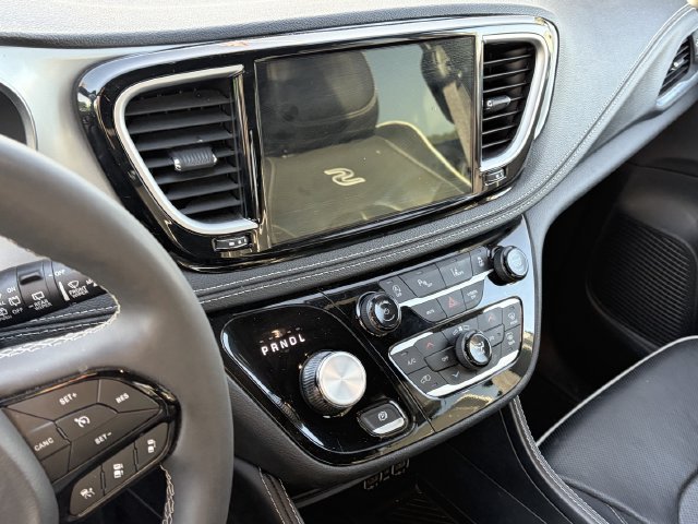 Used 2025 Chrysler Pacifica Limited FWD image 7