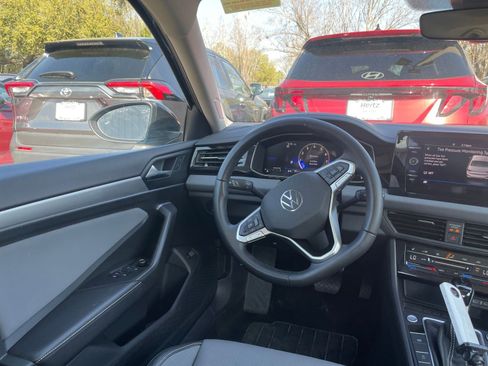 Used 2025 Volkswagen Jetta SE image 35