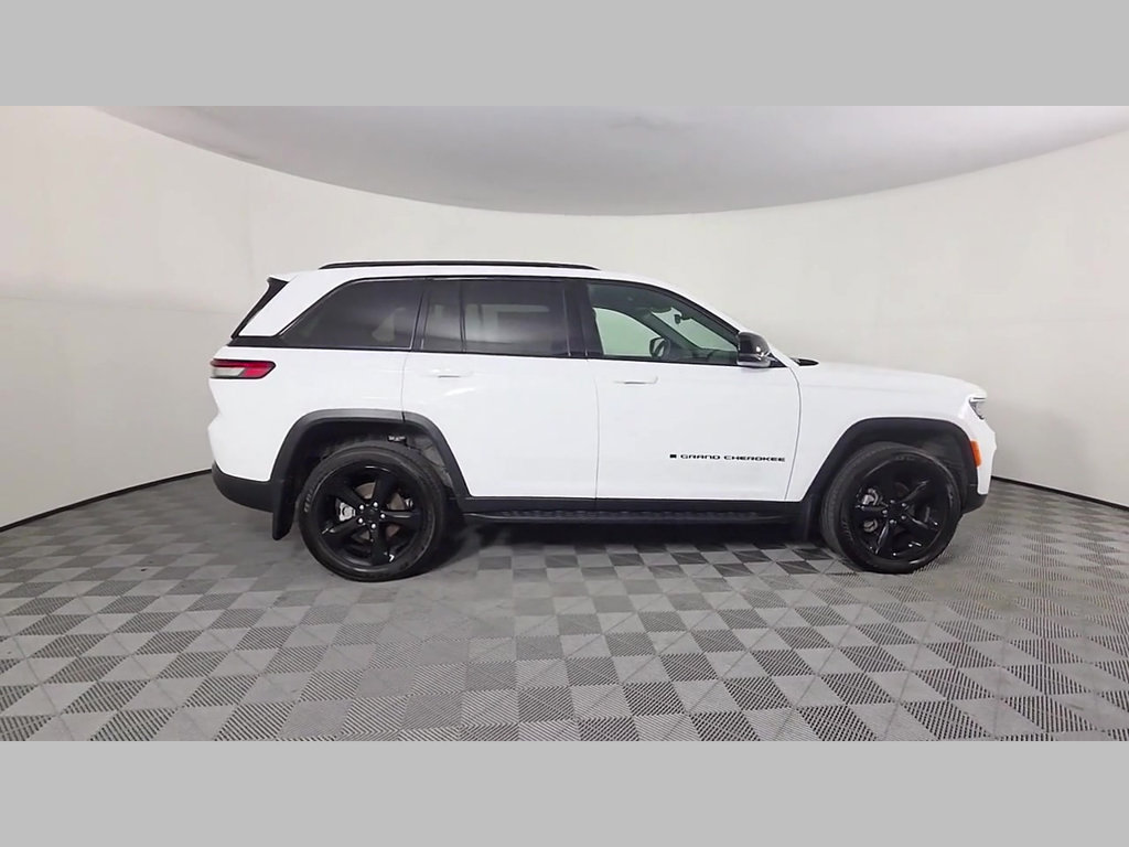 Used 2025 Jeep Grand Cherokee Altitude AWD/4WD image 37