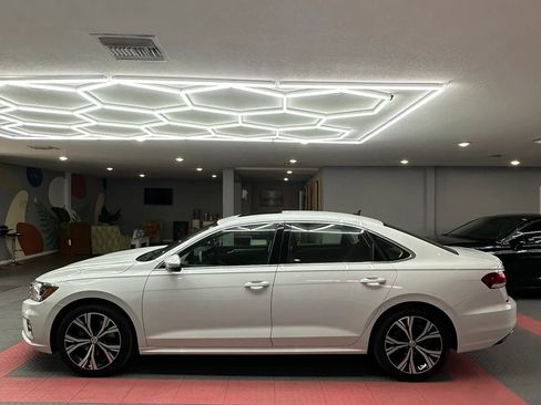 Used 2021 Volkswagen Passat 2.0T SE FWD image 3