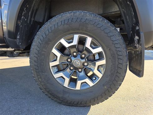 Used 2019 Toyota Tacoma Limited image 15