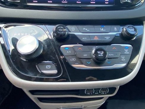 Used 2023 Chrysler Pacifica Touring-L image 23