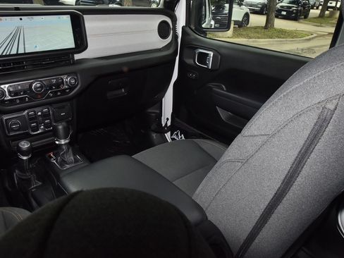 Used 2024 Jeep Gladiator Sport AWD/4WD image 17