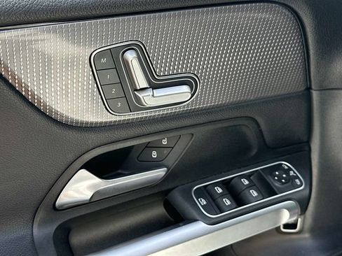 Used 2022 Mercedes-Benz GLB 250 4MATIC image 15