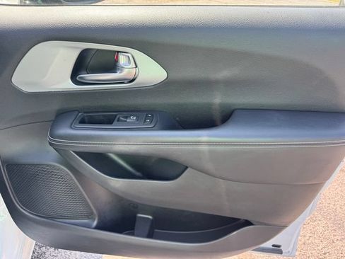 Certified 2024 Chrysler Pacifica Limited FWD image 12