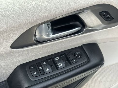 Used 2024 Chrysler Pacifica Touring-L image 15