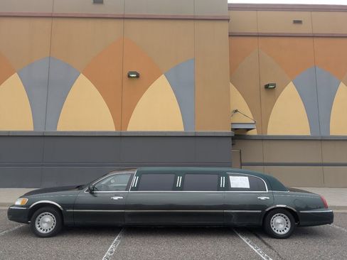 Used 1999 Lincoln Town Car Executive image 2