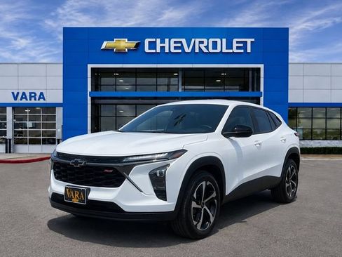 Certified 2025 Chevrolet Trax RS w/ Sunroof Package FWD image 1