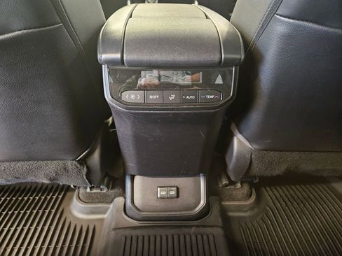 Used 2023 Toyota Highlander XLE AWD/4WD image 23