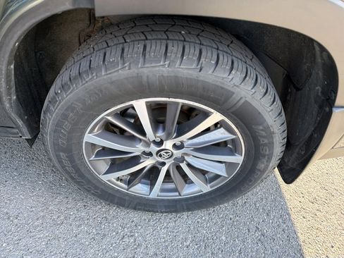 Used 2017 Toyota Highlander XLE AWD/4WD image 11