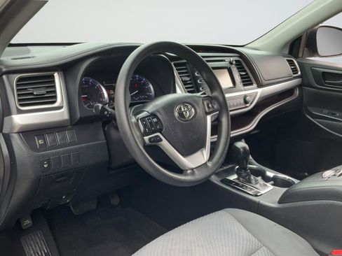 Used 2019 Toyota Highlander LE FWD image 25