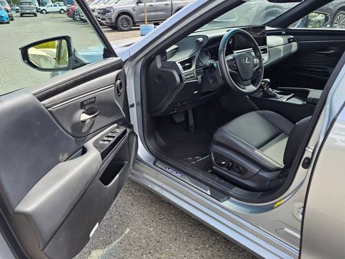 Used 2025 Lexus ES 300h w/ Premium Package FWD image 20