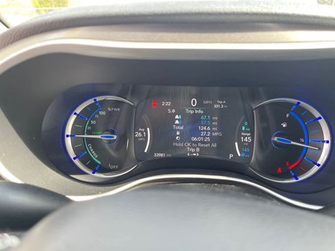 Used 2023 Chrysler Pacifica Touring-L FWD image 14