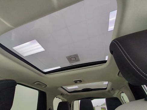 Certified 2025 Land Rover Discovery S AWD/4WD image 21