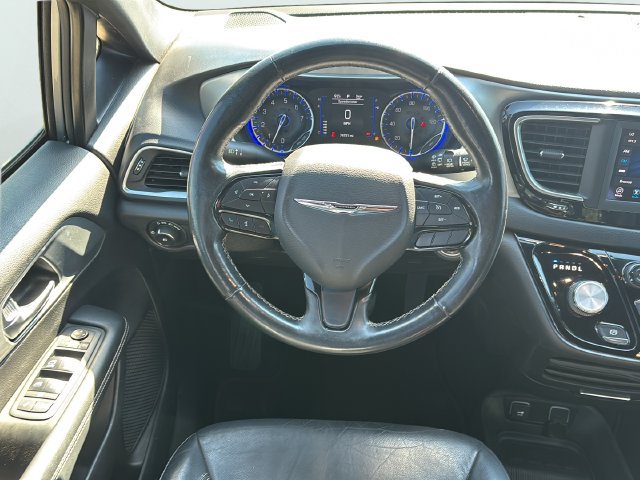 Used 2019 Chrysler Pacifica Touring-L w/ S Appearance Package FWD image 17