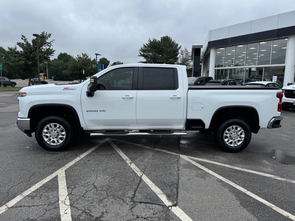 Used 2025 Chevrolet Silverado 3500 LT AWD/4WD image 2