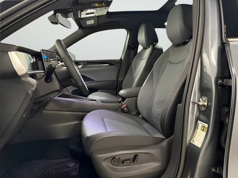 New 2025 Volkswagen Tiguan SE R-Line image 18