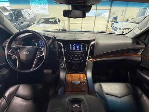 Used 2017 Cadillac Escalade ESV Luxury image 2