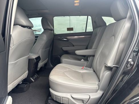 Used 2025 Toyota Highlander Limited image 14