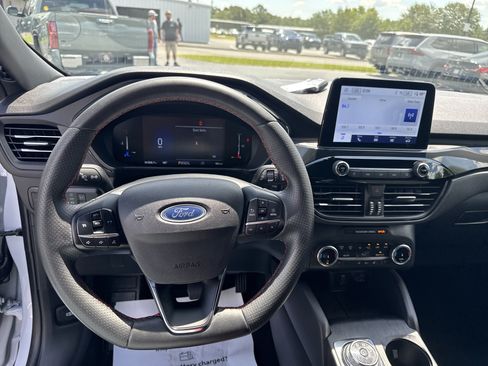 Used 2025 Ford Escape ST-Line Select AWD/4WD image 16