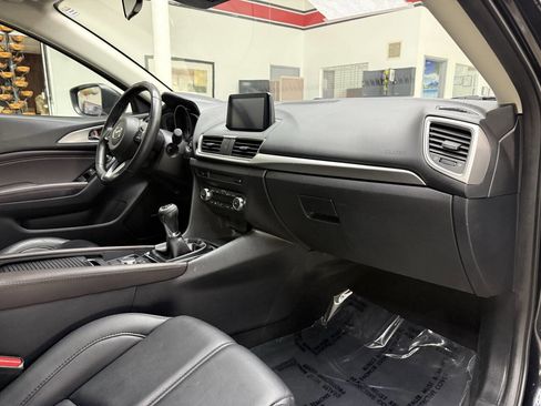 Used 2018 MAZDA MAZDA3 Touring FWD image 18