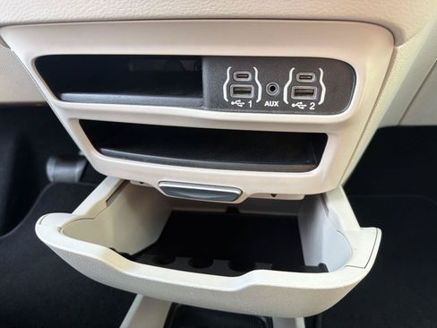Used 2023 Chrysler Pacifica Touring-L FWD image 30