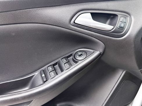 Used 2018 Ford Focus SE FWD image 19