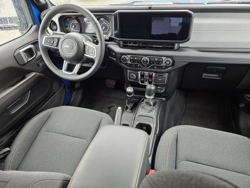 Used 2024 Jeep Wrangler Unlimited Sahara w/ Technology Group AWD/4WD image 17
