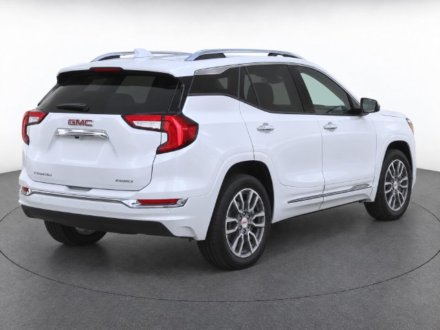 Used 2024 GMC Terrain Denali w/ Denali Premium Package AWD/4WD image 4