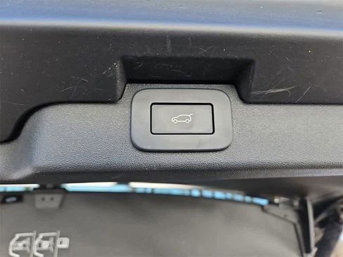 Used 2024 Land Rover Discovery Metropolitan Edition image 27