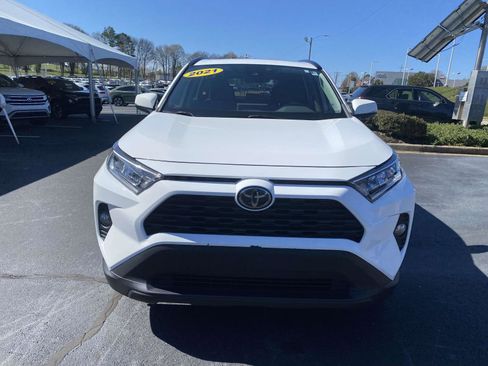 Used 2021 Toyota RAV4 XLE w/ Convenience Package FWD image 2