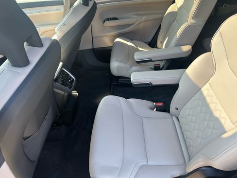 Used 2025 Volvo EX90 Ultra AWD/4WD image 32