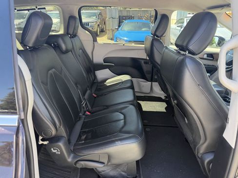 Used 2017 Chrysler Pacifica Touring-L FWD image 17