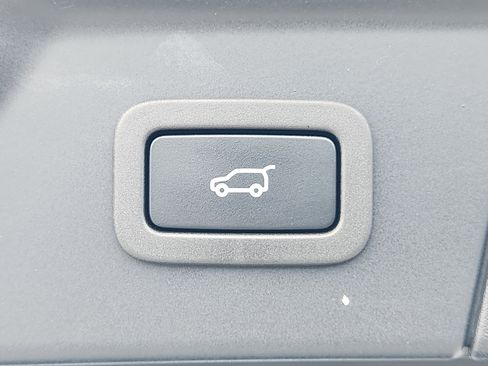 Certified 2022 Land Rover Range Rover Velar R-Dynamic S image 34