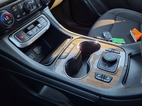 Used 2023 GMC Acadia SLE w/ Driver Convenience Package image 13