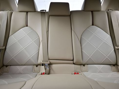 Used 2018 Toyota Camry XLE w/ Four Season Floor Mat Package FWD image 16