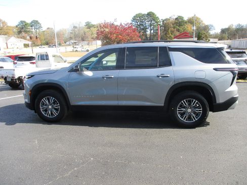 Used 2025 Chevrolet Traverse LT image 5