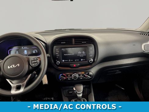 Used 2025 Kia Soul LX w/ LX Technology Package FWD image 9
