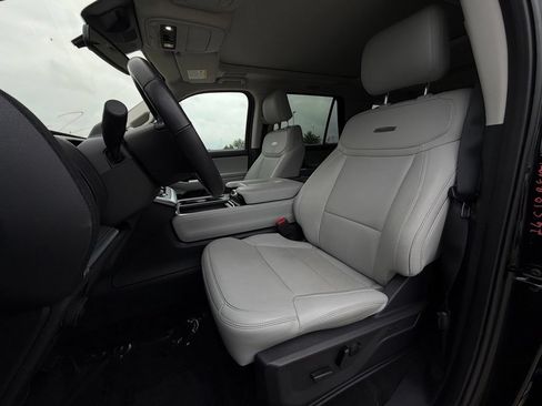 Used 2025 Ford Expedition Max Platinum w/ Driver's Package AWD/4WD image 6