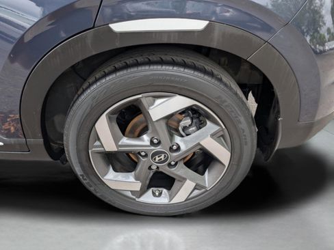 Used 2023 Hyundai Venue Limited image 18