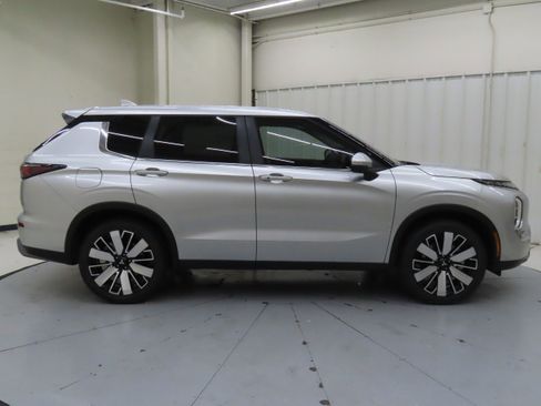 New 2025 Mitsubishi Outlander SE image 2
