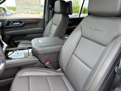 New 2026 GMC Yukon Denali w/ Denali Reserve Package AWD/4WD image 17