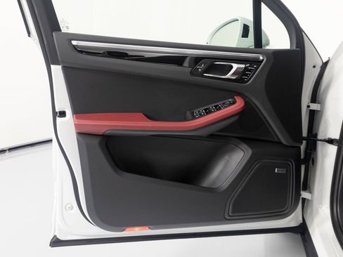 Certified 2024 Porsche Macan AWD/4WD image 19