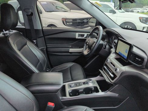 Used 2022 Ford Explorer XLT w/ Equipment Group 202A AWD/4WD image 10