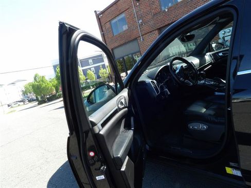 Used 2016 Porsche Cayenne image 11