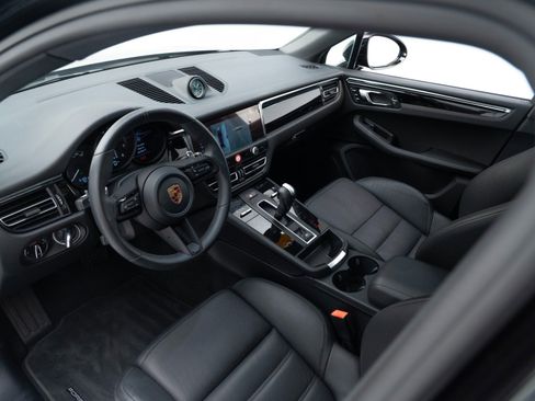 Certified 2026 Porsche Macan AWD/4WD image 4