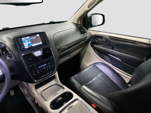 Used 2016 Chrysler Town & Country Touring-L w/ Driver Convenience Group image 23
