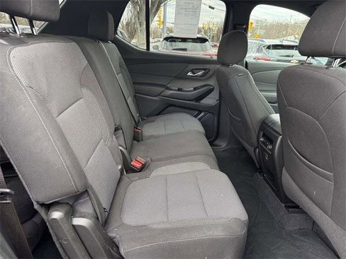 Used 2022 Chevrolet Traverse LT image 9
