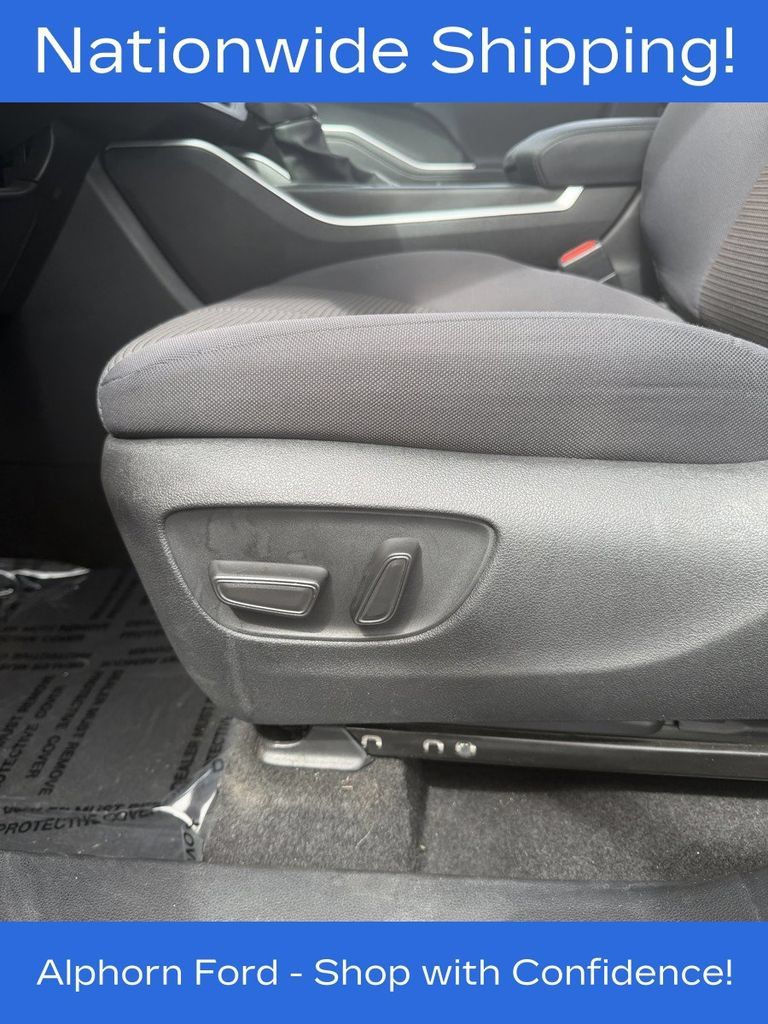 Used 2024 Toyota Highlander LE AWD/4WD image 15